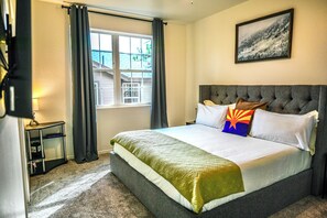 4 bedrooms, desk, iron/ironing board, free WiFi - Modern, Spacious 4BR Townhome near Forest, Downtown & Grand Canyon + garage & AC (Flagstaff)