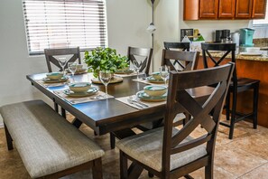 Dining - Modern, Spacious 4BR Townhome near Forest, Downtown & Grand Canyon + garage & AC (Flagstaff)