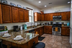 Fridge, microwave, oven, stovetop - Modern, Spacious 4BR Townhome near Forest, Downtown & Grand Canyon + garage & AC (Flagstaff)