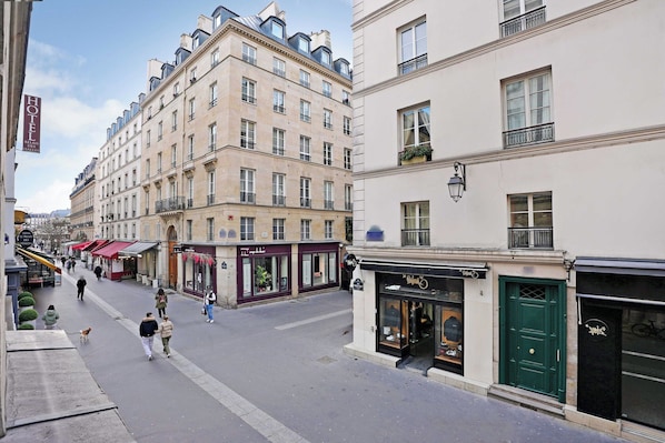 A street view of a Parisian hotel with a classic facade, multiple stories, and a green door. - Cosy Apartment - 1br/4p - Les Halles (Paris)
