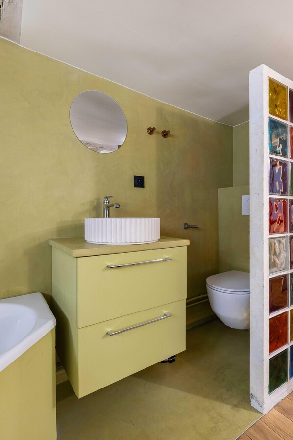 A bathroom with a white sink, a mirror, and a toilet. - Joyful Apartment, 2br/6p Heart of Paris - Louvre (Paris)