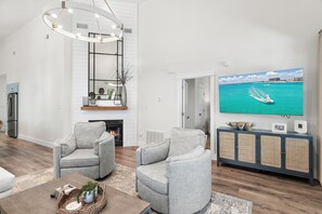 TV connectée, cheminée, livres