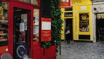 Apartamento | Restaurante al aire libre