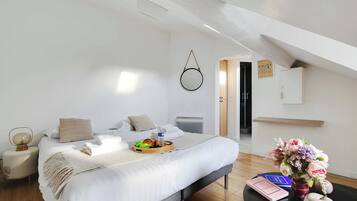 1 habitación, espacio para trabajar con laptop y ropa de cama