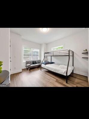 2 Schlafzimmer, Schreibtisch, BĂŒgeleisen/BĂŒgelbrett, WLAN