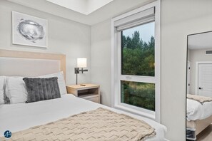 3 habitaciones, tabla de planchar con plancha, internet y ropa de cama