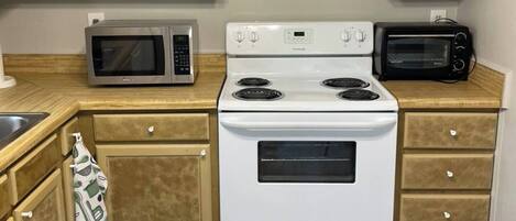 Een koelkast, een magnetron, een oven, een kookplaat