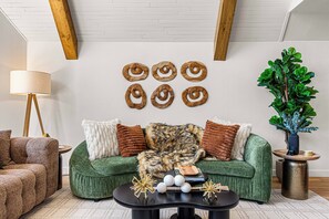 Smart-TV, Kamin, Videospiele, Tischfußball