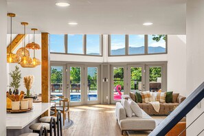 Smart TV, chimenea, videojuegos y futbolito 