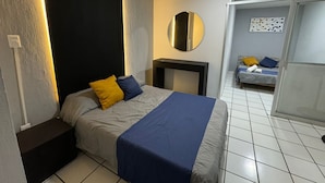 Ein modernes Schlafzimmer mit Bett, Nachttisch und Spiegel.