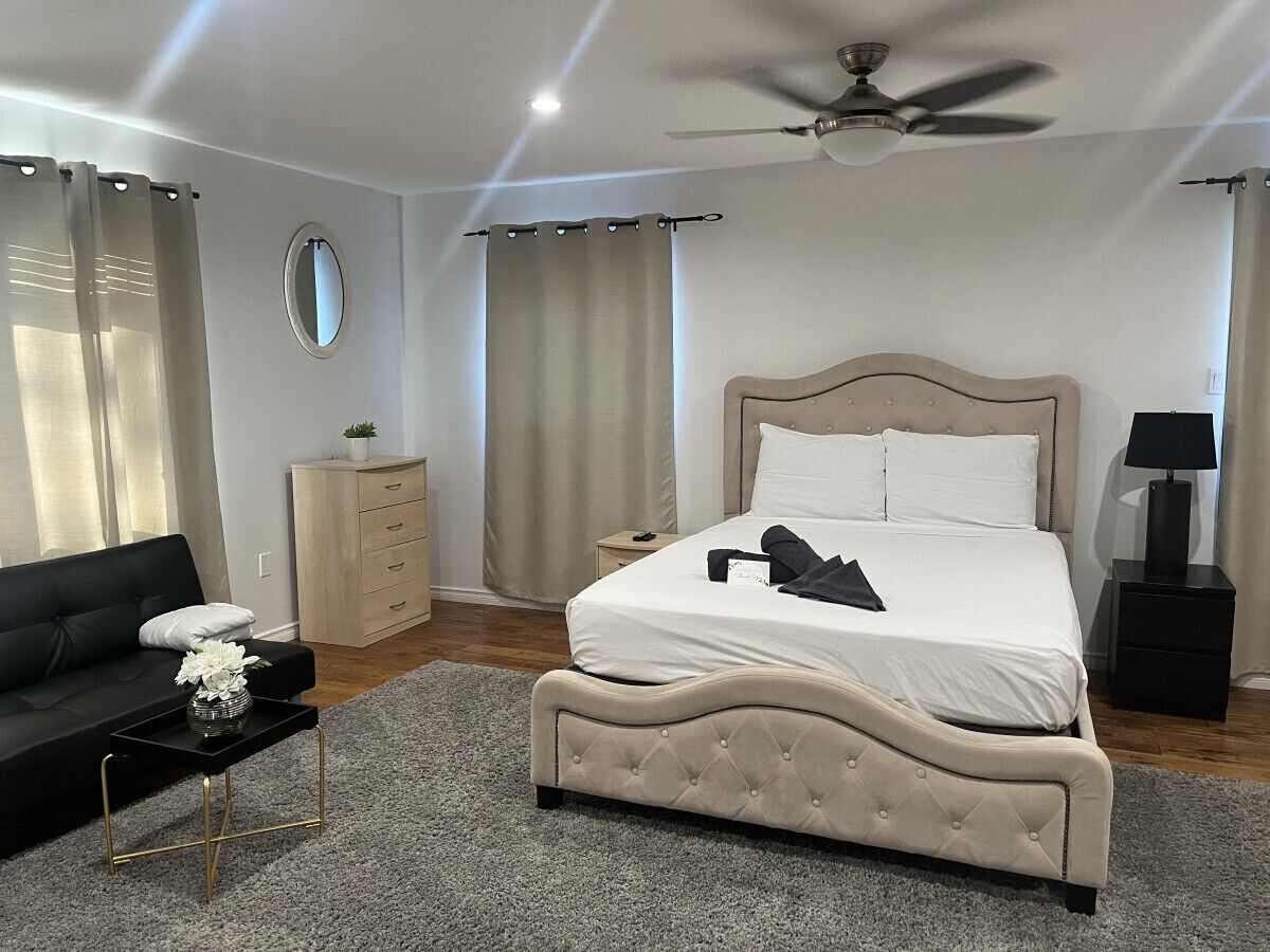 3 bedrooms, desk, iron/ironing board, travel cot