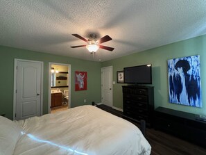 3 bedrooms, desk, iron/ironing board, WiFi - Quiet, Private Charlotte Getaway. Close to Everything! (Charlotte)