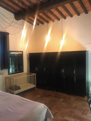 3 bedrooms, desk, free WiFi, bed sheets