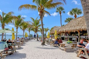 Outdoor dining - Azure 2BR/2BA Condo , Heated Pool Near Siesta (Sarasota)