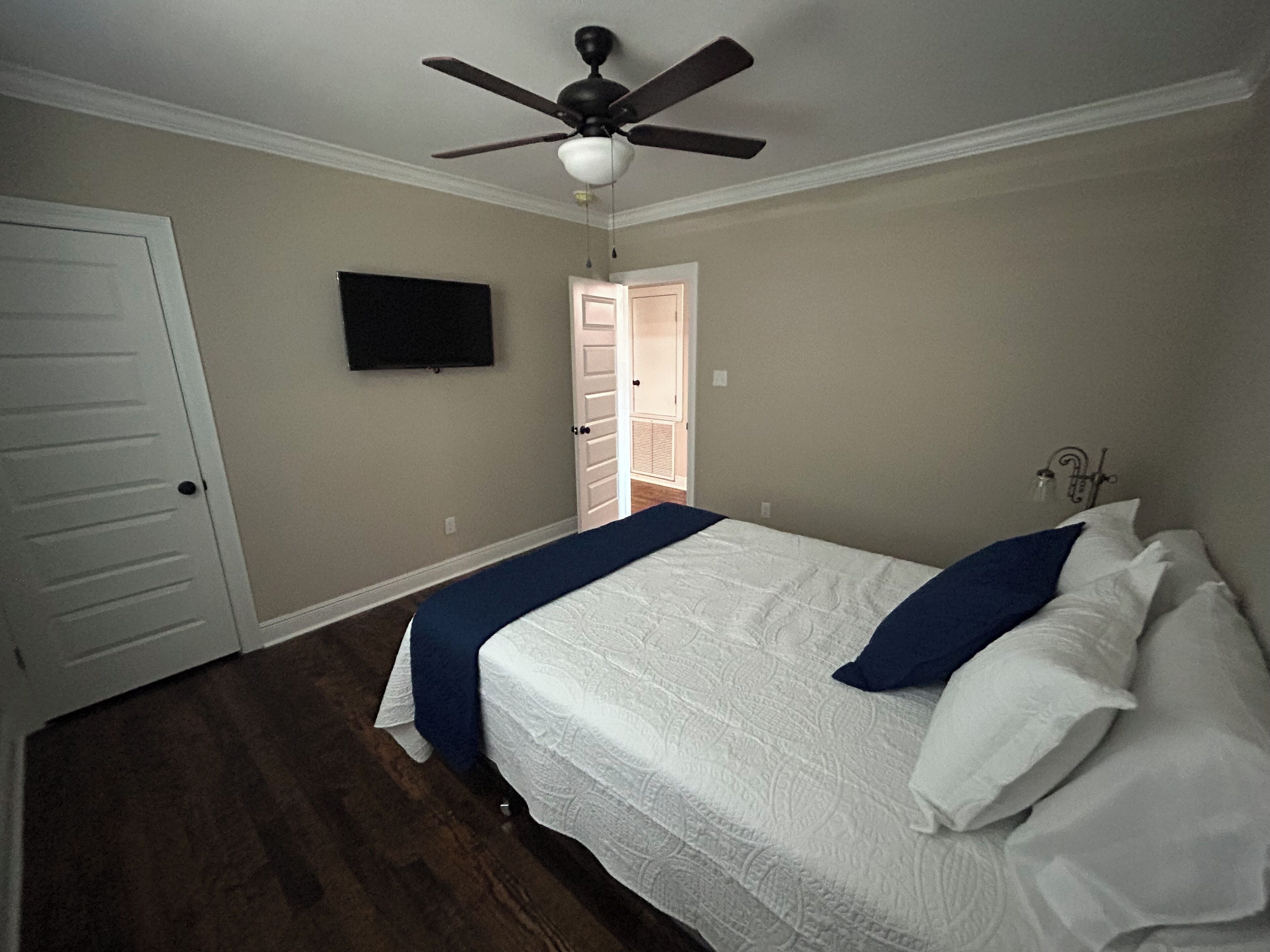 3 bedrooms, iron/ironing board, WiFi, bed sheets