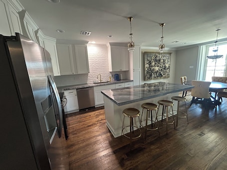 Microwave, oven, stovetop, dishwasher. 3-bedroom apartment in welcoming Crowley with AC, WiFi