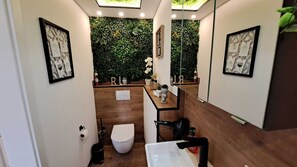 Suihku, hiustenkuivaaja, pyyhkeet, saippua