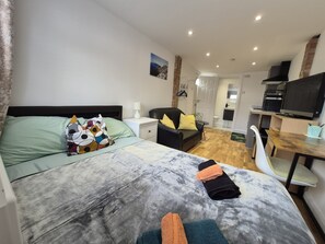 Iron/ironing board, WiFi, bed sheets