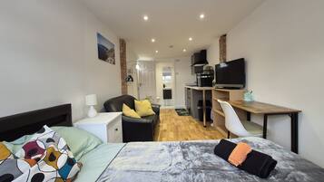 Iron/ironing board, WiFi, bed sheets