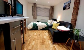 Iron/ironing board, WiFi, bed sheets