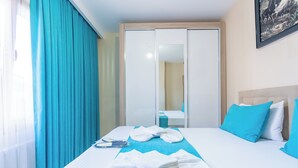 A hotel room with a bed, a bathroom, and a wardrobe. - MELISA SUIT RESIDENCE (Istanbul)