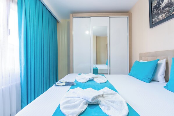 A hotel room with a bed, a bathroom, and a wardrobe. - MELISA SUIT RESIDENCE (Istanbul)