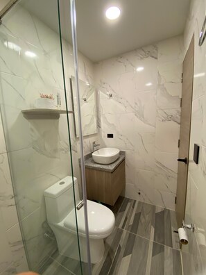 Serviettes fournies, savon, papier toilette