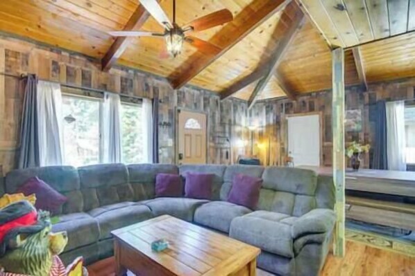 Télévision, cheminée, lecteur de DVD, baby-foot