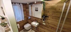 Douche, sèche-cheveux, serviettes fournies, savon