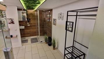 Dusche, Haartrockner, Handtücher, Seife