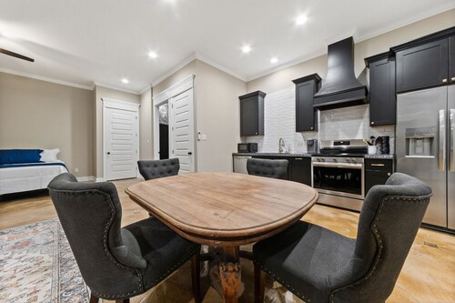 Charming studio in marvelous historic downtown Crowley with AC, WiFi