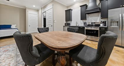 Charming studio in marvelous historic downtown Crowley with AC, WiFi