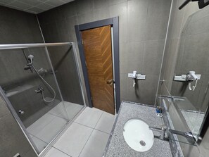 Double Room with Balcony, River View | Badeværelse | Bruser, hårtørrer, hjemmesko, håndklæder