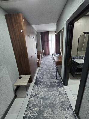 Double Room with Balcony, River View | In-room safe, soundproofing, free WiFi - Yamanlife Hotel Reşadiye (Resadiye)