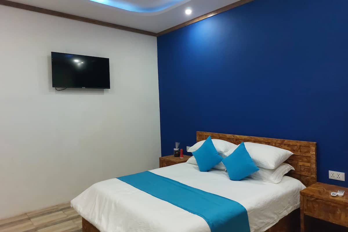 Desk, laptop workspace, free WiFi, bed sheets