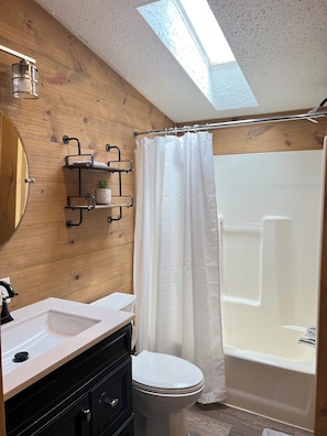 Towels, toilet paper - Family Friendly Guesthouse along 522 in a quiet setting of Mount Union PA (Mount Union)