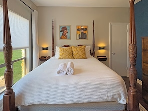 4 bedrooms, desk, iron/ironing board, travel cot - Family-Friendly Lakeway Home | Walk to City Park (Lakeway)