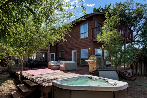 Hot tub~Game Room~Fire pit~Grill