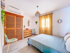 3 室のベッドルーム、デスク、アイロン / アイロン台、旅行用ベビーベッド