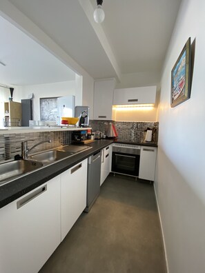 Réfrigérateur, four, lave-vaisselle, cafetière/bouilloire