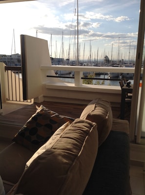Een balkon met uitzicht op een jachthaven.