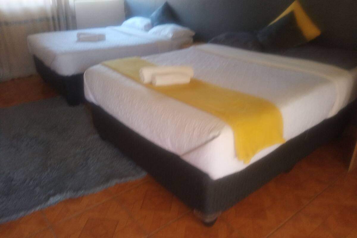 Comfort Double or Twin Room, Canal View | Meja, ruang kerja komputer riba, seterika/papan seterika, Wi-fi percuma 