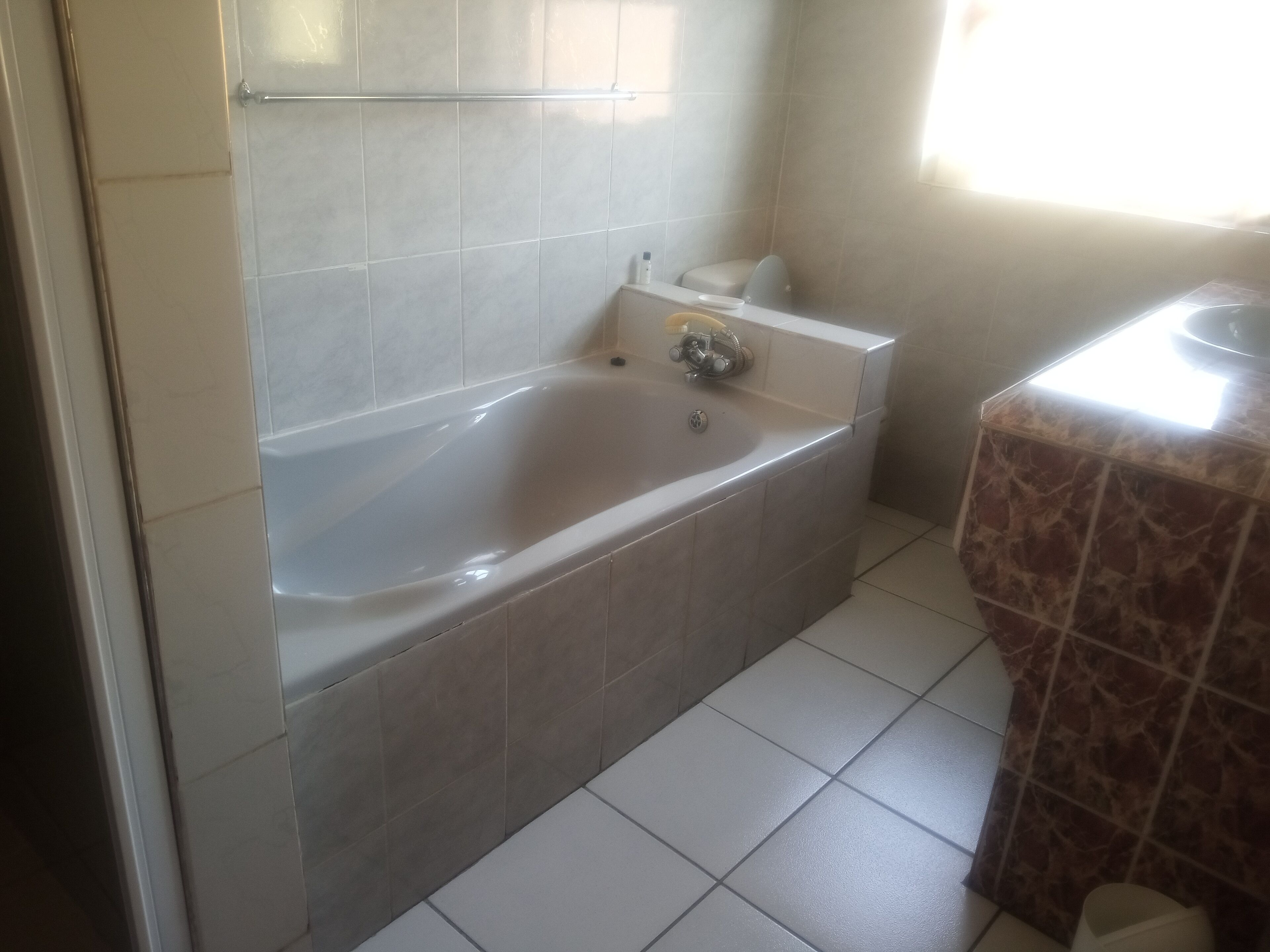 Un baño con bañera, inodoro y lavabo.