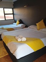 Escritorio y espacio para trabajar con laptop 