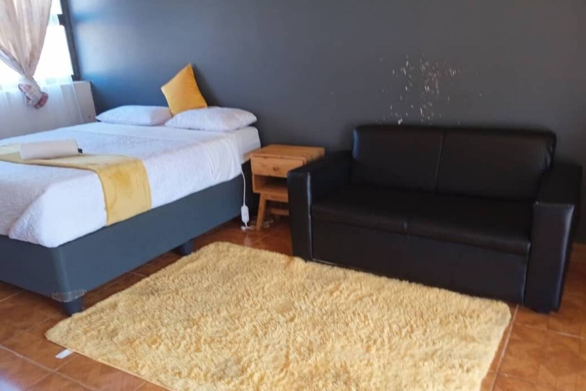 Comfort tweepersoonskamer, balkon, uitzicht op binnenplaats | Een bureau, een laptopwerkplek, een strijkplank/strijkijzer, gratis wifi