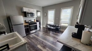 Geladeira, micro-ondas, fogão, cooktop