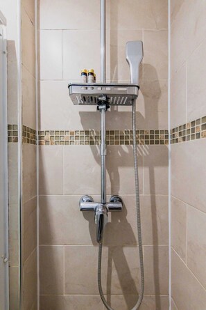 Apartment | Bathroom | Hair dryer, towels, shampoo