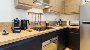 Eine moderne Küche mit Holzausstattung, Edelstahlgeräten und einem integrierten Geschirrspüler.