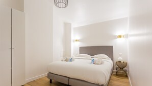 Ein Schlafzimmer mit einem Bett, Nachttischlampen und einem Nachttisch.