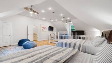 3 bedrooms, desk, travel crib, free WiFi